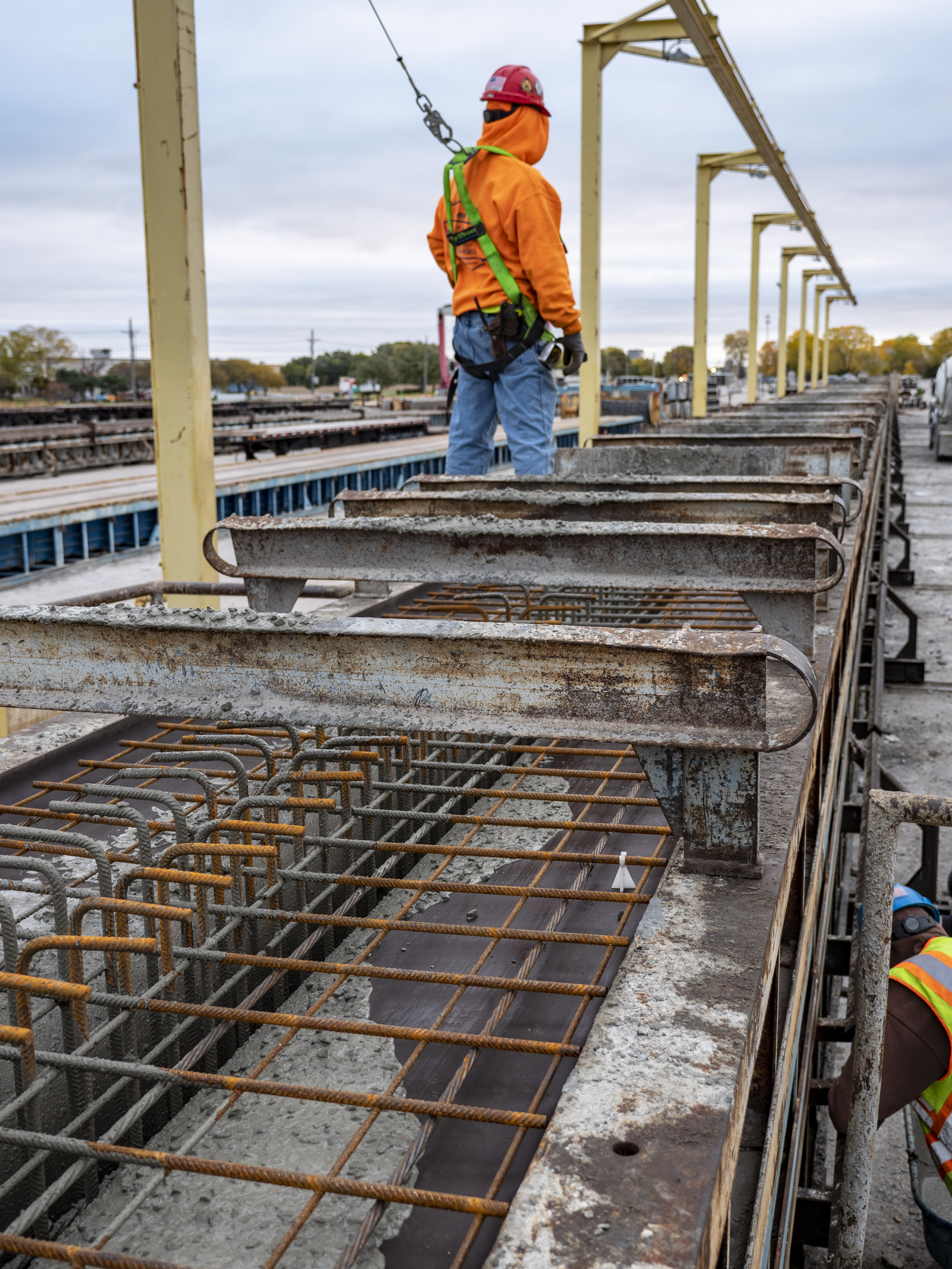 PLACING CONCRETE IN A CASTING BED POPULATED WITH STRUCTURAL WWR