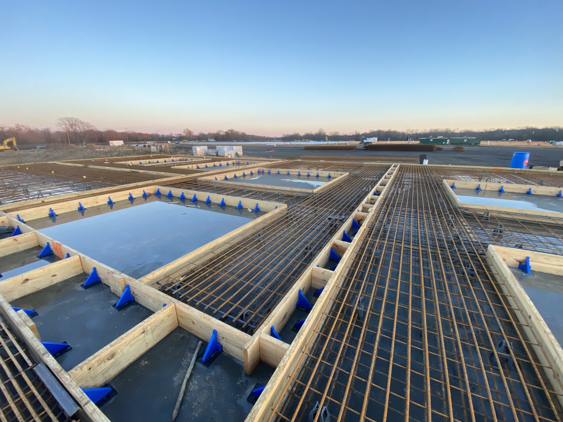 STRUCTURAL WWR IN TILT-UP WALL PANEL FORMS.  WWR EXHIBITS UNRIVALED TOLERANCE CONTROL AND EASE OF PLACEMENT.